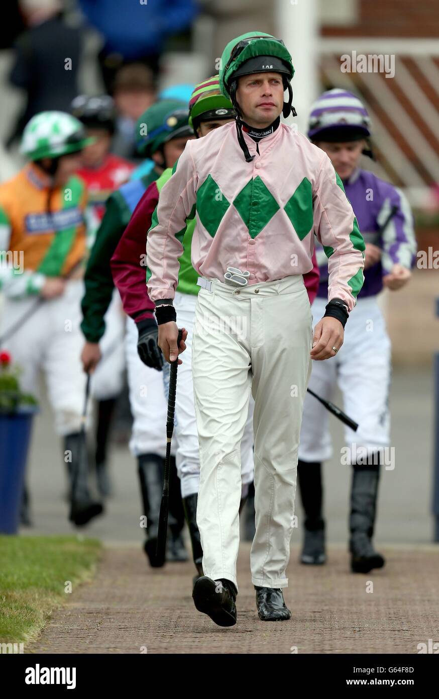 Stephen Craine mène les jockies pour le document de poche Scope Handicap lors de l'événement Scope & SIA Charity Raceday à Newbury. Champ de courses. APPUYEZ SUR PHOTO D'ASSOCIATION. Date de la photo: Vendredi 17 mai 2013. Voir PA Story RACING Newbury. Le crédit photo devrait se lire comme suit : David Davies/PA Wire Banque D'Images