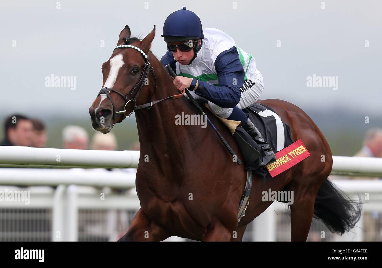 Zanetto est monté par William Buick sur le chemin de la victoire dans les bathwick Tyres Carnarvon Stakes pendant le Scope & SIA Charity Raceday à Newbury. Champ de courses. APPUYEZ SUR PHOTO D'ASSOCIATION. Date de la photo: Vendredi 17 mai 2013. Voir PA Story RACING Newbury. Le crédit photo devrait se lire comme suit : David Davies/PA Wire Banque D'Images