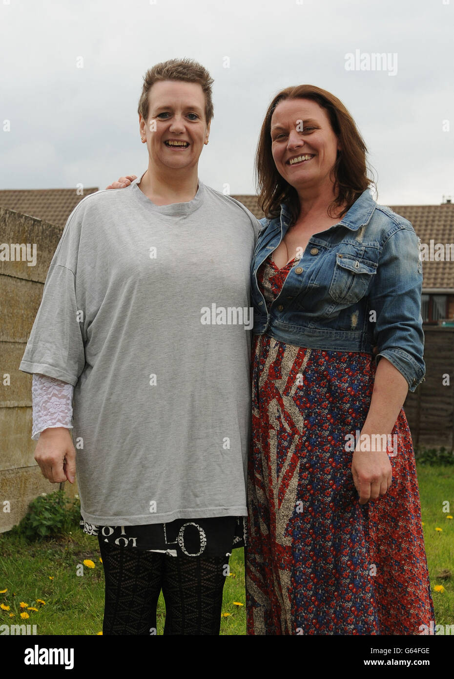 Denise Petty, 42 ans, de Walsall (à gauche) avec son chef de Weight Watchers Bev Longsden, 43 ans, après avoir perdu une incroyable pierre de 21 ans après avoir été référé aux Weight Watchers par son médecin. Banque D'Images