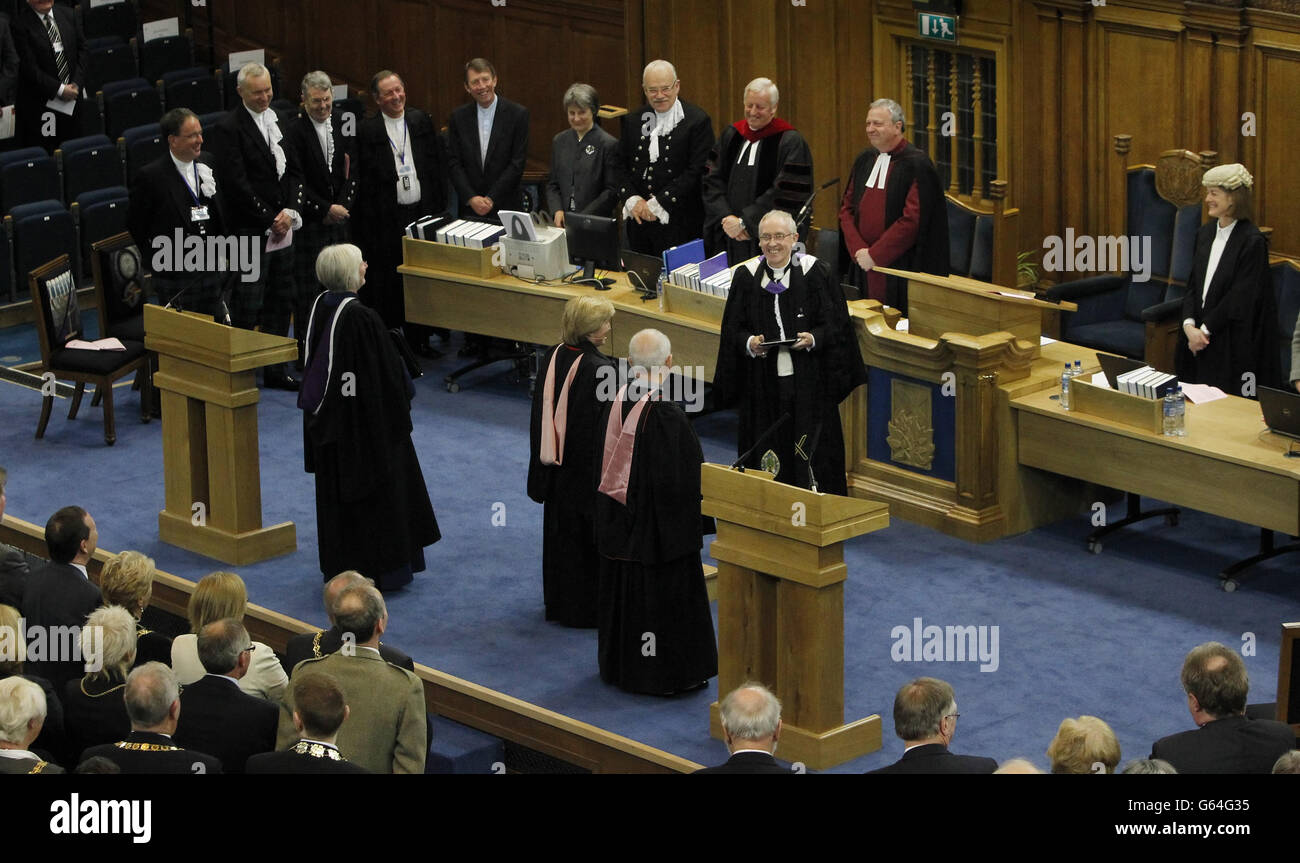 Animateur sortant droit Rév Albert Bogle (centre) et RT Rév Lorna Hood (retour à la caméra 2e gauche) lors d'une cérémonie d'installation de RT Rév Lorna Hood en tant que nouveau modérateur de l'Assemblée générale de l'Église d'Écosse,Au cours de la première journée de l'Assemblée générale au Nouveau Collège d'Édimbourg. Banque D'Images