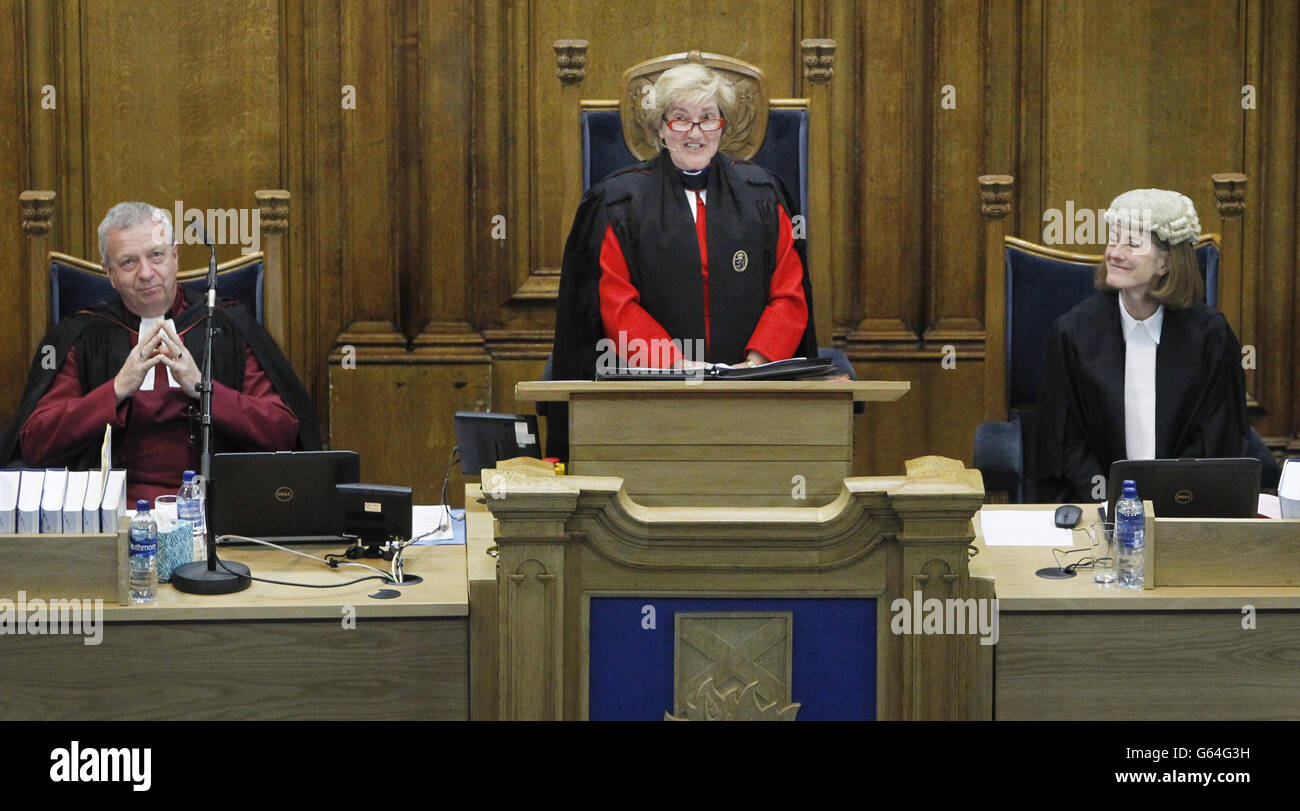 RT Rev Lorna Hood avec le Rév John Chalmers (à gauche) et QC Laura Dunlop (à droite), après avoir été officiellement nommée nouvelle modératrice de l'Assemblée générale de l'Église d'Écosse, au cours de la première journée de l'Assemblée générale au Nouveau Collège d'Édimbourg. Banque D'Images