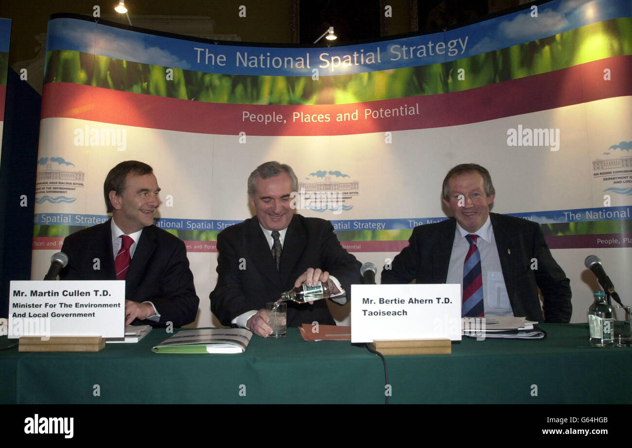 Martin Cullen (à gauche), ministre irlandais de l'Environnement, Bertie Ahern, et Tom Parlon (à droite), ministre d'État au ministère des Finances, au Musée d'art moderne de Kilmainham, Dublin. * où ils ont lancé 13 nouveaux centres de développement économique pour tenter de contrebalancer la puissance de la région de Dublin. Dans le cadre de la Stratégie spatiale nationale, les villes de la République bénéficieront d'investissements et de meilleures possibilités d'emploi au cours des 20 prochaines années. Banque D'Images