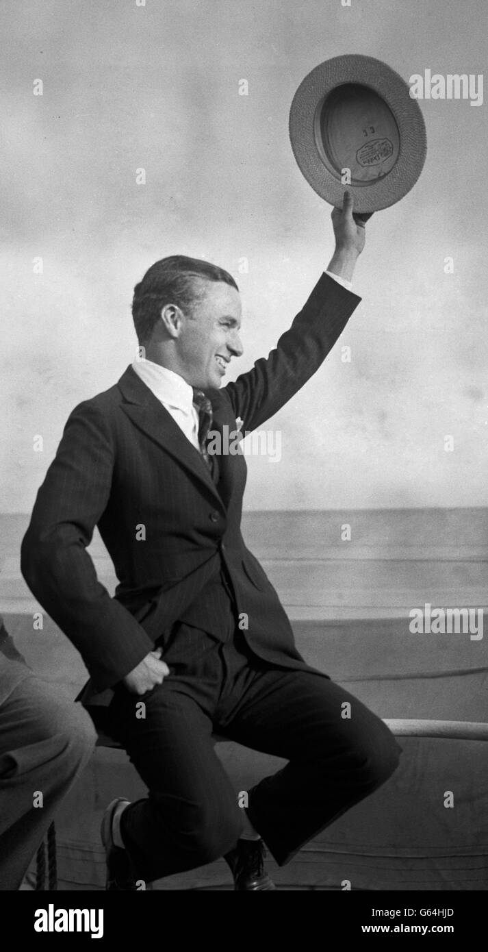 Charlie Chaplin fait entendre son chapeau à bord du RMS Olympic, à l'approche de Southampton. Banque D'Images