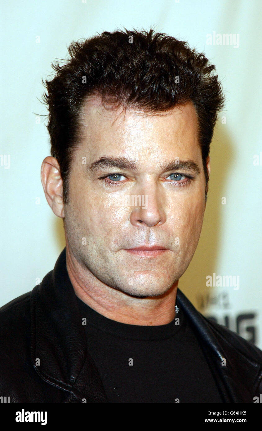 Prix ray Liotta VH-1.L'acteur Ray Liotta arrive aux VH-1 Big in 2002 Awards à l'Auditorium olympique de Los Angeles. Banque D'Images