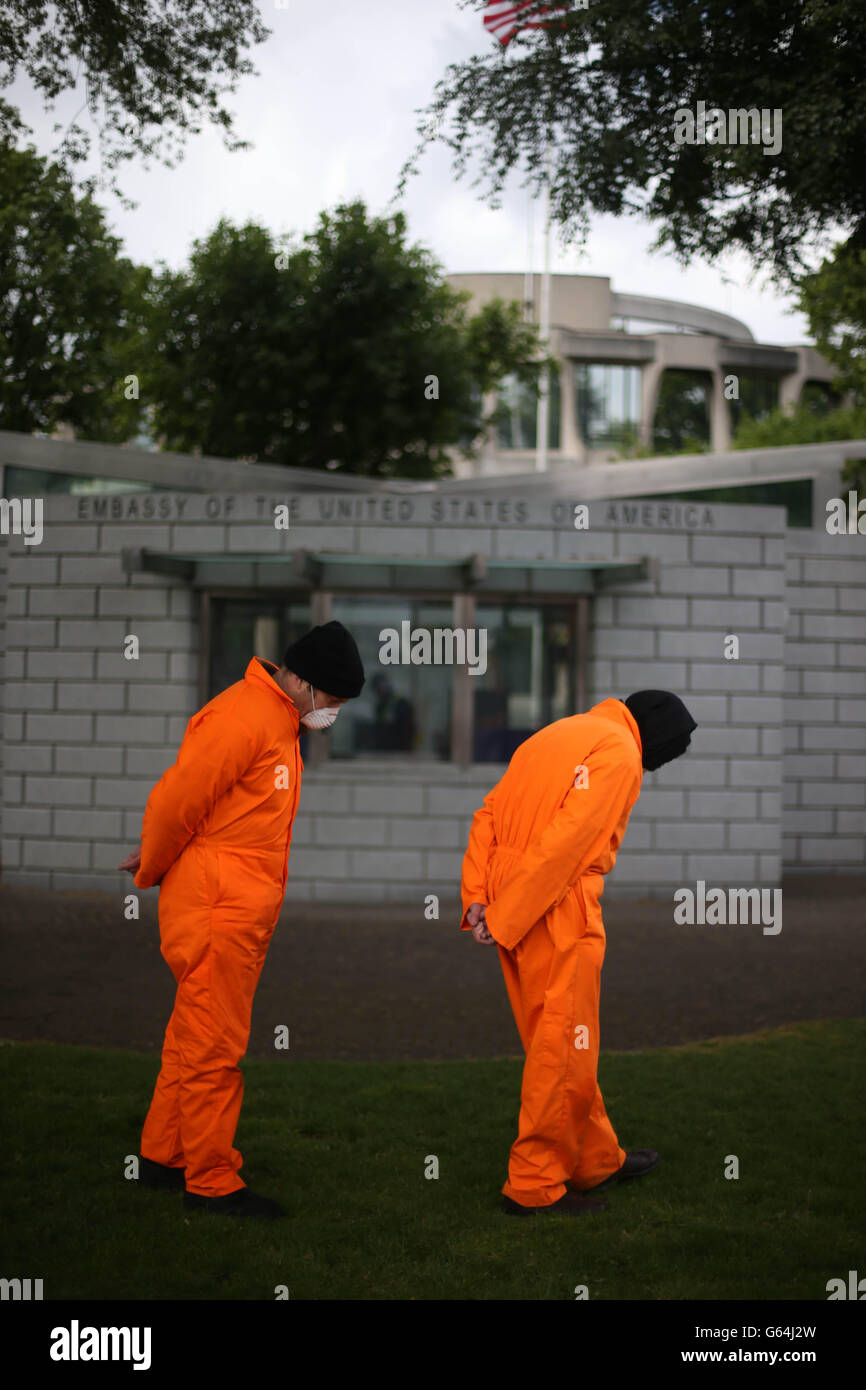 Des militants du mouvement irlandais anti-guerre prennent part à une manifestation devant l'ambassade américaine de Dublin appelant à la fermeture du centre de détention de Guantanamo Bay et à la fin des vols militaires américains à l'aéroport de Shannon. Banque D'Images