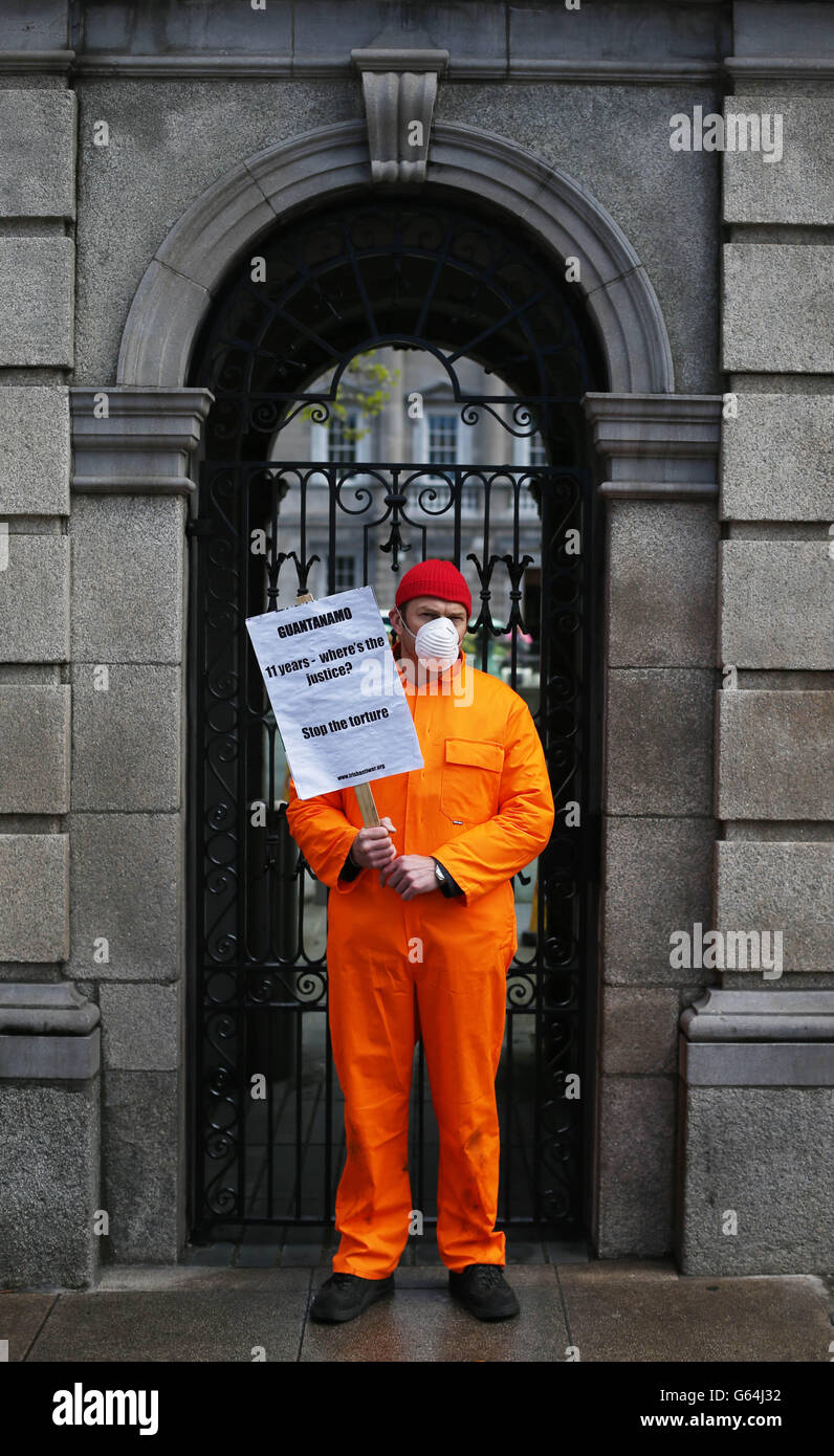 Des militants du mouvement irlandais anti-guerre prennent part à une manifestation appelant à la fermeture du centre de détention de Guantanamo Bay et à la fin des vols militaires américains à l'aéroport de Shannon. Banque D'Images