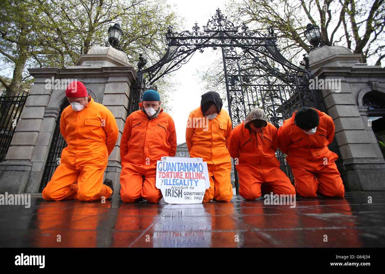 Des militants du mouvement irlandais anti-guerre prennent part à une manifestation à la Leinster House de Dublin appelant à la fermeture du centre de détention de Guantanamo Bay et à la fin des vols militaires américains à l'aéroport de Shannon. Banque D'Images