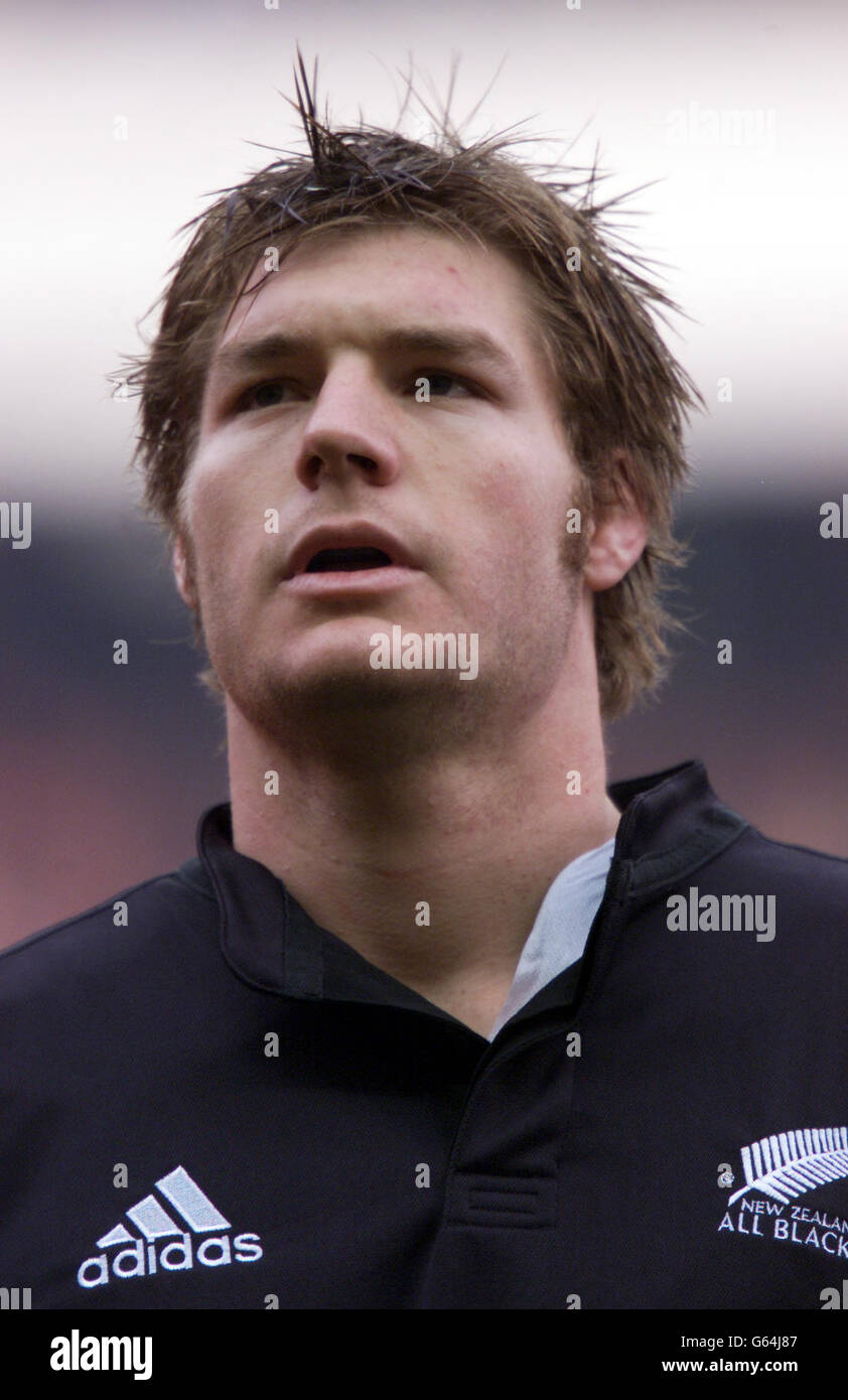 Ali Williams, de Nouvelle-Zélande, chante l'hymne national à l'International Angleterre contre Nouvelle-Zélande, à Twickenham, Londres. Banque D'Images