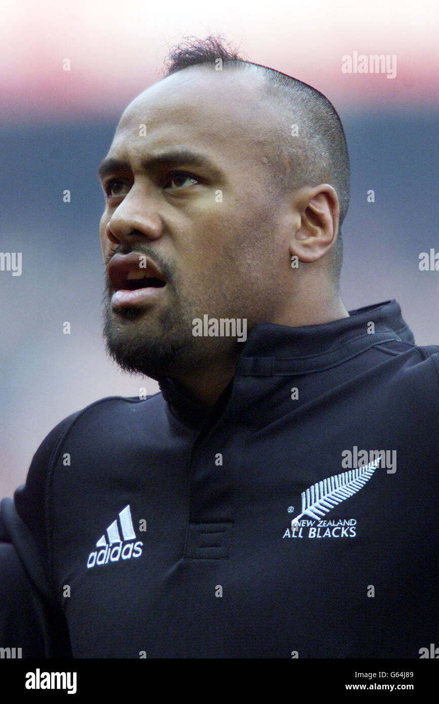 Jonah Lomu, de Nouvelle-Zélande, chante l'hymne national avant le début d'entre eux Angleterre et NZ International, Twickenham, Londres. Banque D'Images