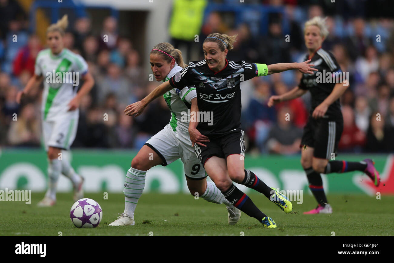 Anna Blasse, de VFL Wolfsburg, se porte aux défenses de Sonia Bompastor, de l'Olympique Lyonnais, lors de la finale de la Ligue des champions de l'UEFA féminin à Stamford Bridge, Londres. Banque D'Images
