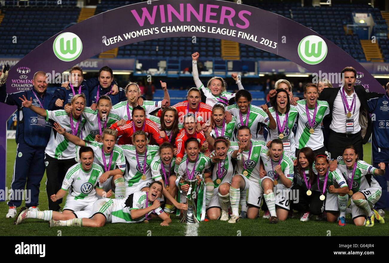 Les joueurs du VFL Wolfsburg célèbrent la victoire sur l'Olympique Lyonnais lors de la finale de la Ligue des champions de l'UEFA féminin à Stamford Bridge, Londres. Banque D'Images