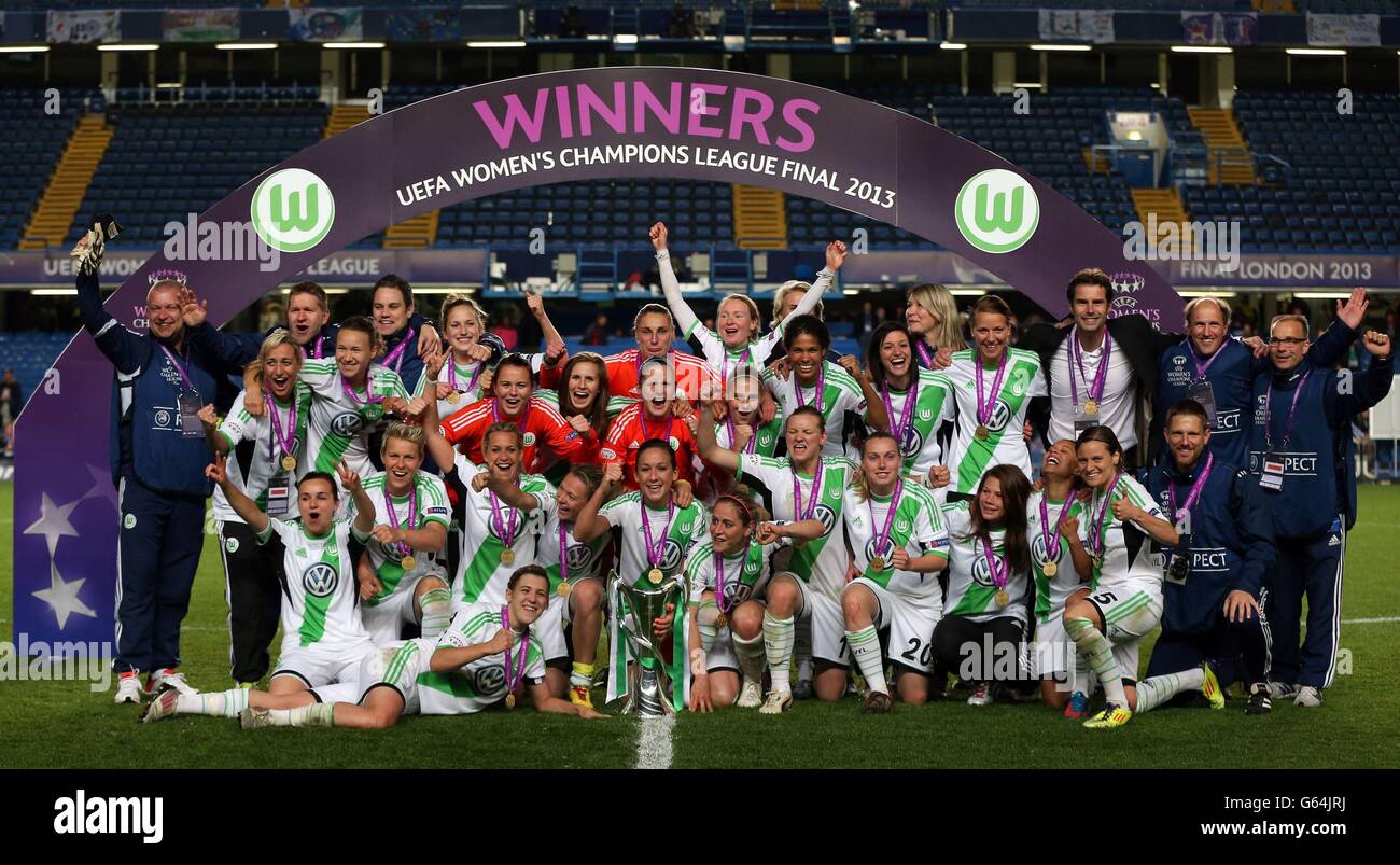 Les joueurs de VFL Wolfsburg célèbrent la victoire à la suite de la finale de la Ligue des champions de l'UEFA pour les femmes à Stamford Bridge, Londres. Banque D'Images