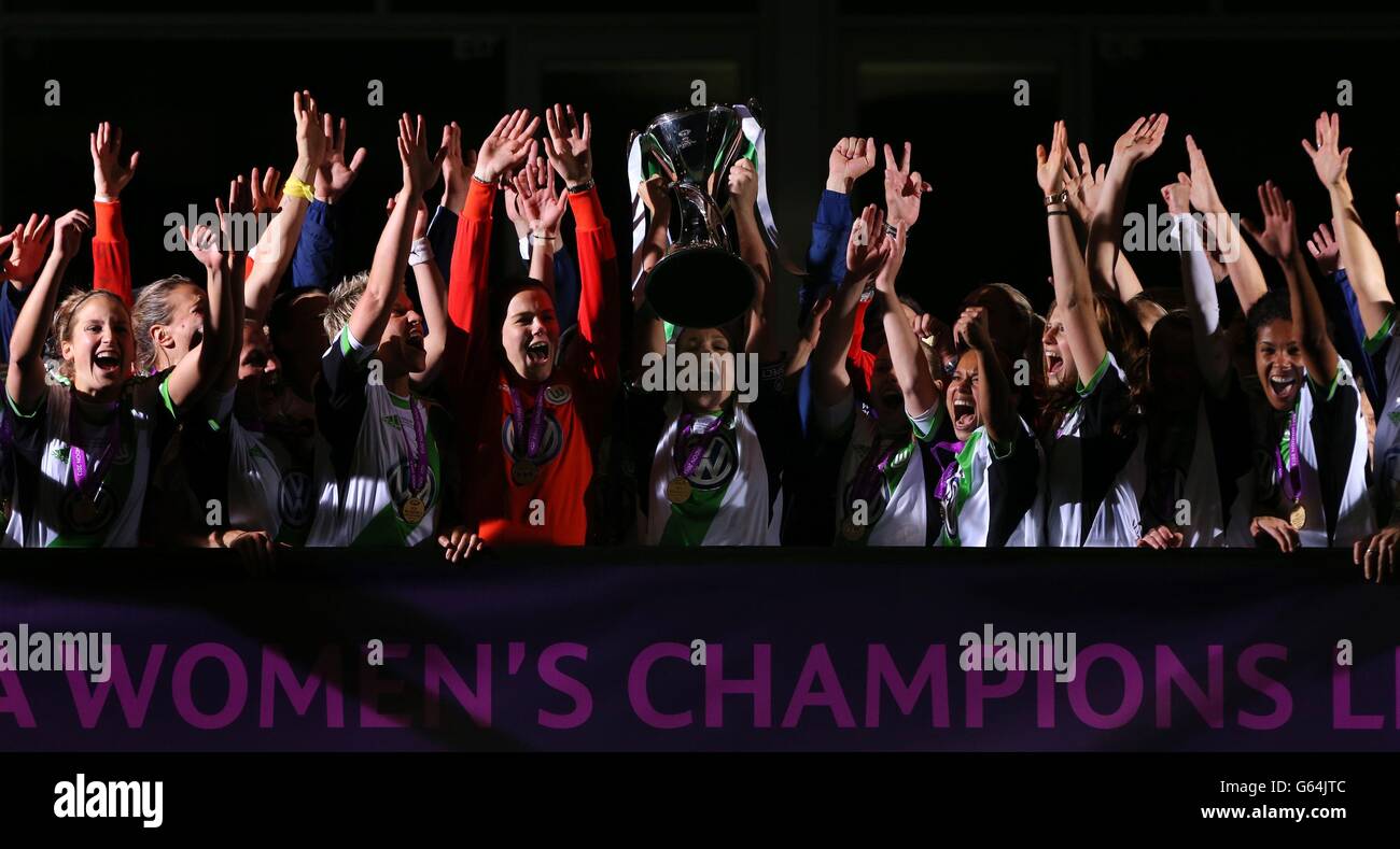 Nadine Kessler, capitaine du VFL Wolfsburg, lève le trophée alors que les joueurs célèbrent la finale de la Ligue des champions de l'UEFA pour les femmes à Stamford Bridge, Londres. Banque D'Images