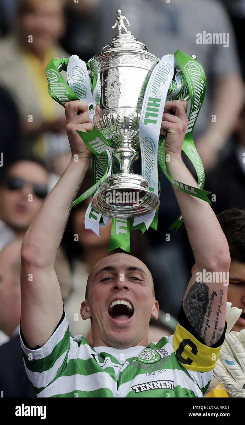 Scott Brown, capitaine du Celtic, lève la coupe après avoir remporté la finale de la coupe écossaise William Hill à Hampden Park, Glasgow. Banque D'Images