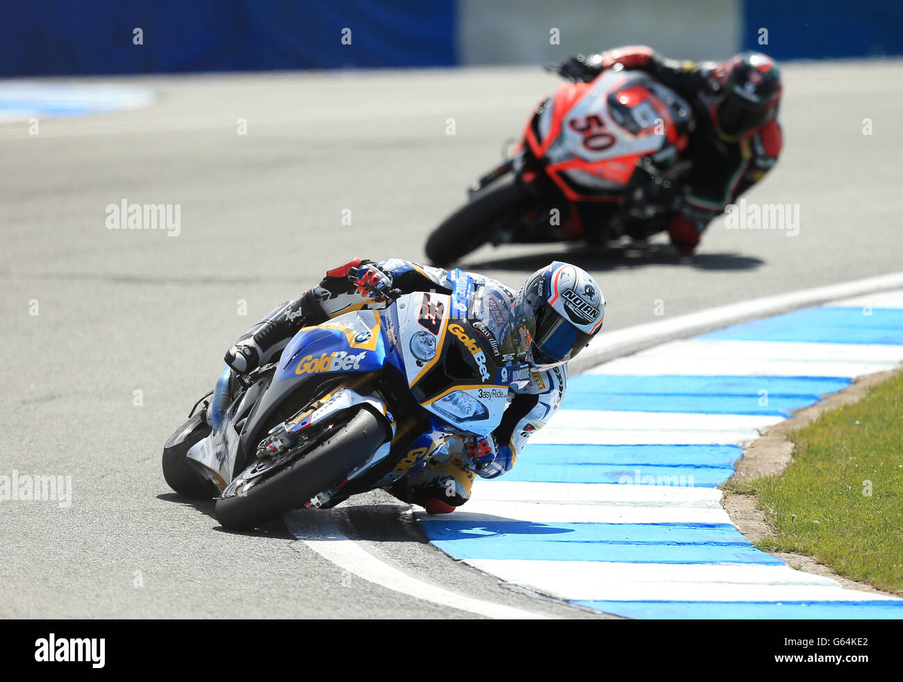 Motor Racing - FIM World Superbike Championship - Round 5 - Donington Park.Marco Melandri de l'équipe de BMW Motorrad tient Sylvain Guintoli de Aprilla Racing Banque D'Images