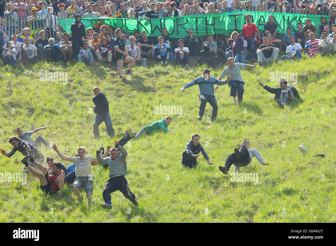 Les concurrents participent à l'événement annuel Cheese Rolling à Coppers Hill près de Brockworth, Gloucestershire. Banque D'Images