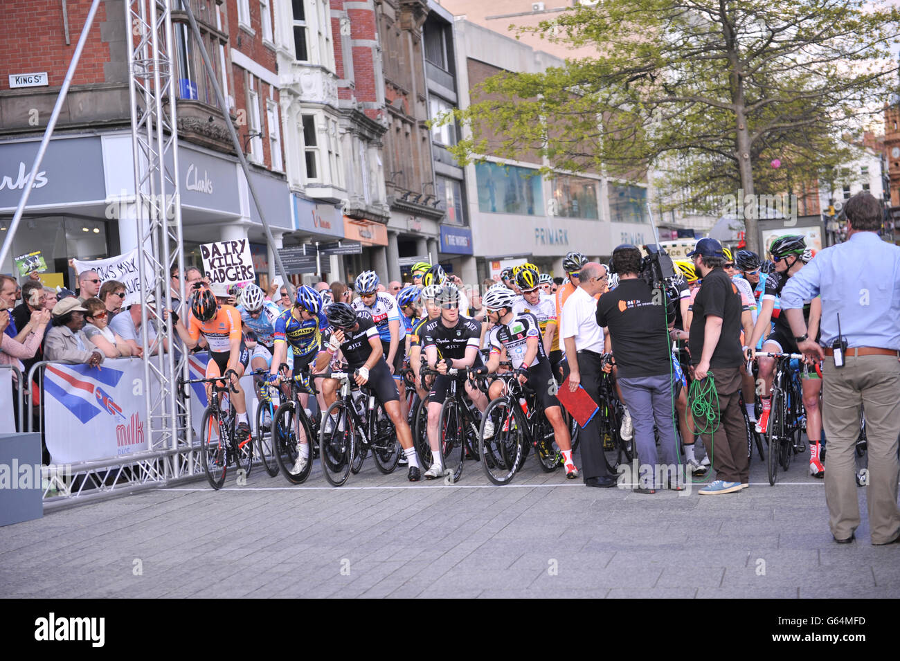 Vue générale du début de la course de lait Elite pour hommes qui a eu lieu dans les rues du centre-ville de Nottingham. Banque D'Images