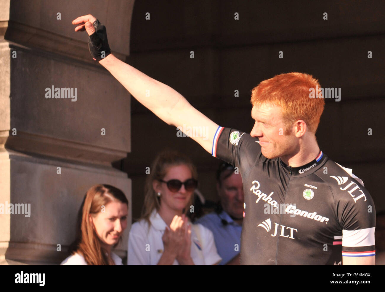 Ed Clancy fête sa troisième position pendant la course de lait à travers le centre-ville de Nottingham. Banque D'Images