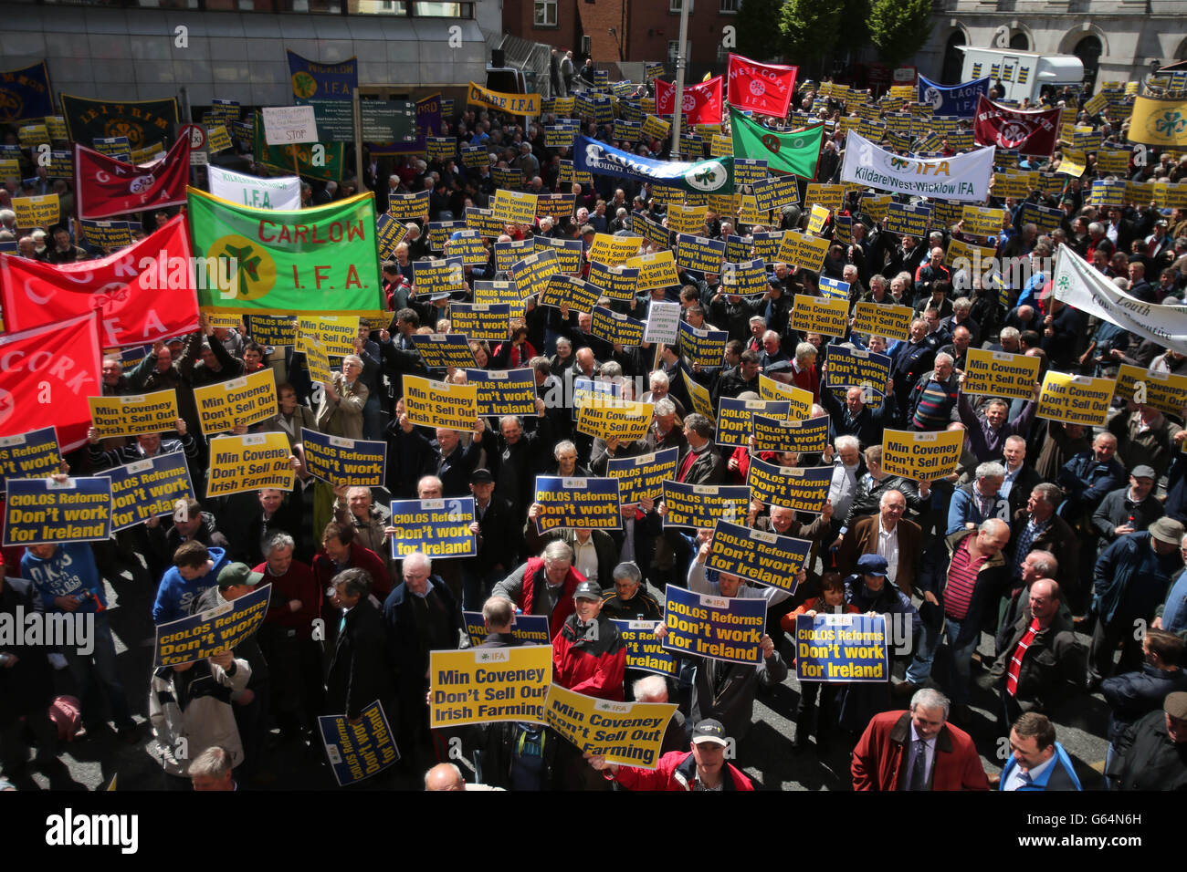 Des milliers de membres de l'Association des agriculteurs irlandais protestent contre les propositions de réforme DE LA PAC en dehors de la réunion des ministres de l'agriculture de l'UE qui se tient au château de Dublin. Banque D'Images