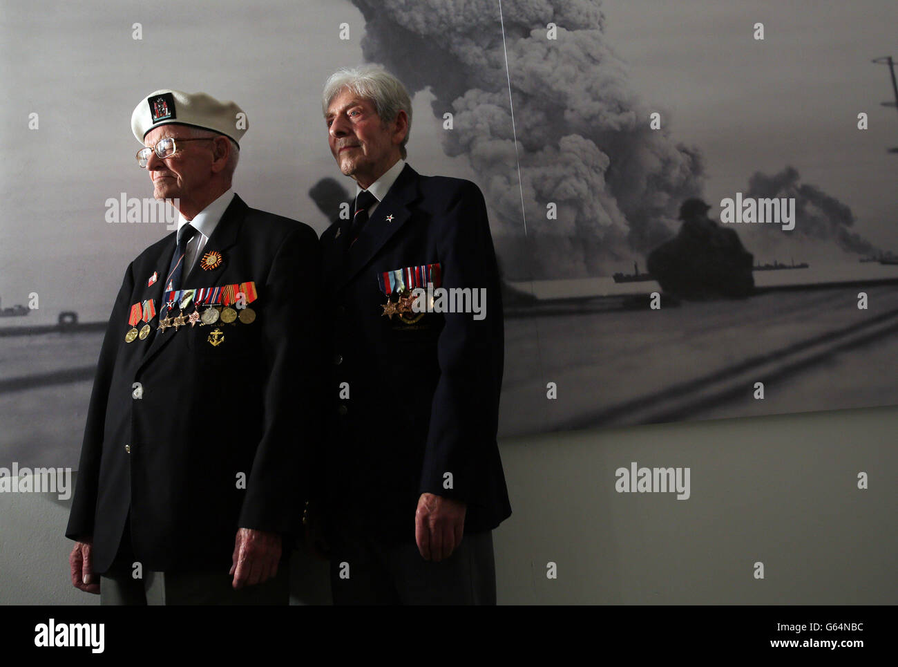 David Craig, un ancien matelot de la marine marchande (à gauche) et James Simpson, un ancien de la Marine royale parlent en convois arctiques exposition qui ouvre le 29 mai au Musée National de la guerre Le Château d'Édimbourg. Le convoi a quitté la Grande-Bretagne de 1941 à 1945, dans la livraison d'approvisionnements de l'Union soviétique. Banque D'Images