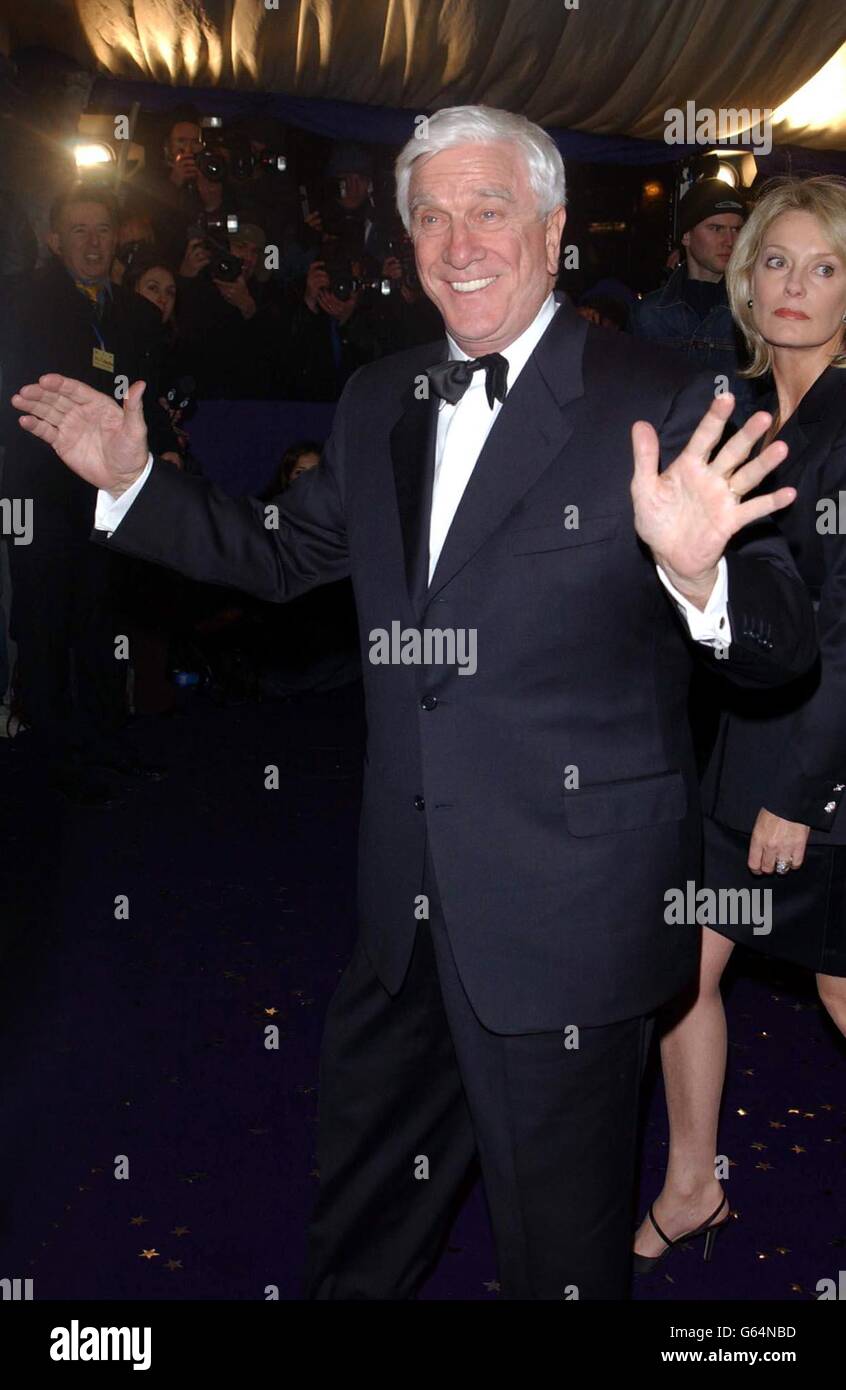 Leslie Nielsen, comédienne américaine, arrive aux British Comedy Awards 2002 aux London Weekend Television Studios à Londres. La cérémonie annuelle de remise des prix, organisée par le présentateur de télévision Jonathan Ross, est considérée comme les Oscars du monde de la comédie. Banque D'Images