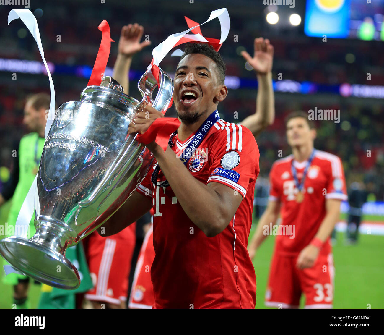 Jerome Boateng, du Bayern de Munich, célèbre avec le trophée de la Ligue  des Champions de l'UEFA Photo Stock - Alamy