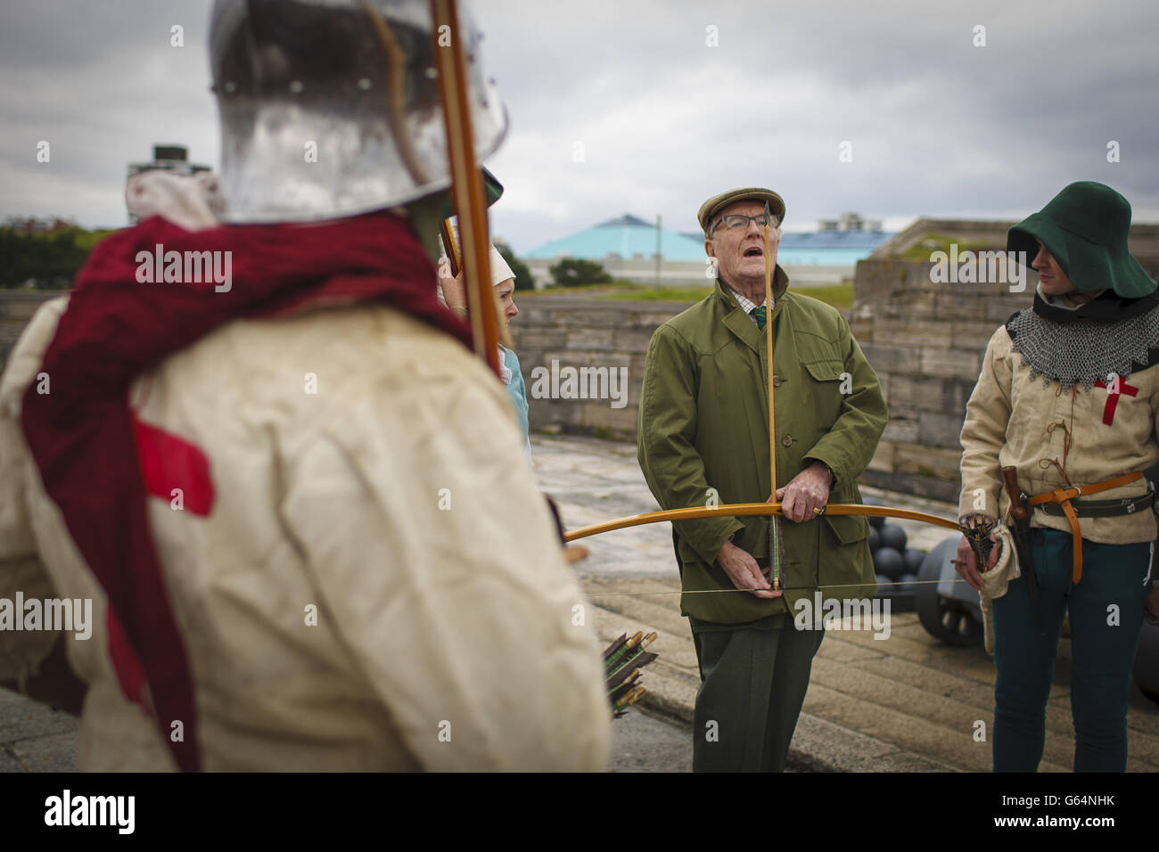 L'acteur Robert Hardy discute avec les archers des Bowmen de Purbrook qui ont tiré un certain nombre de volées de flèches flamboyantes du château de Southsea dans le Solent vers l'endroit où la Mary Rose a coulé en 1545. Banque D'Images