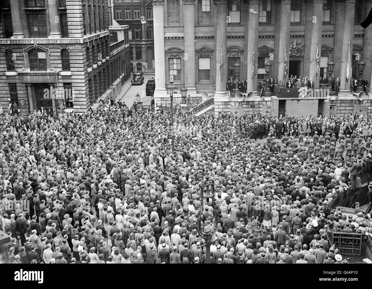 Fête du VE. Des milliers de personnes se sont rassemblées à l'extérieur de la Maison. Le Lord Mayor de Londres est vu sur le balcon. Banque D'Images Fête du VE. Des milliers de personnes se sont rassemblées à l'extérieur de la Maison. Le Lord Mayor de Londres est vu sur le balcon. Banque D'Images