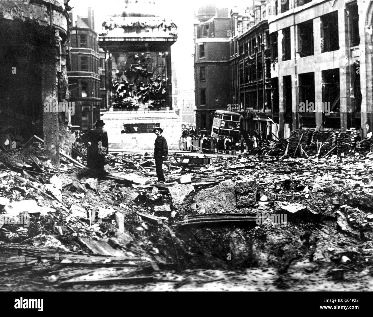 C1940: Dégâts à la bombe pendant le Blitz au Monument au Grand incendie de Londres dans la ville de Londres. Banque D'Images