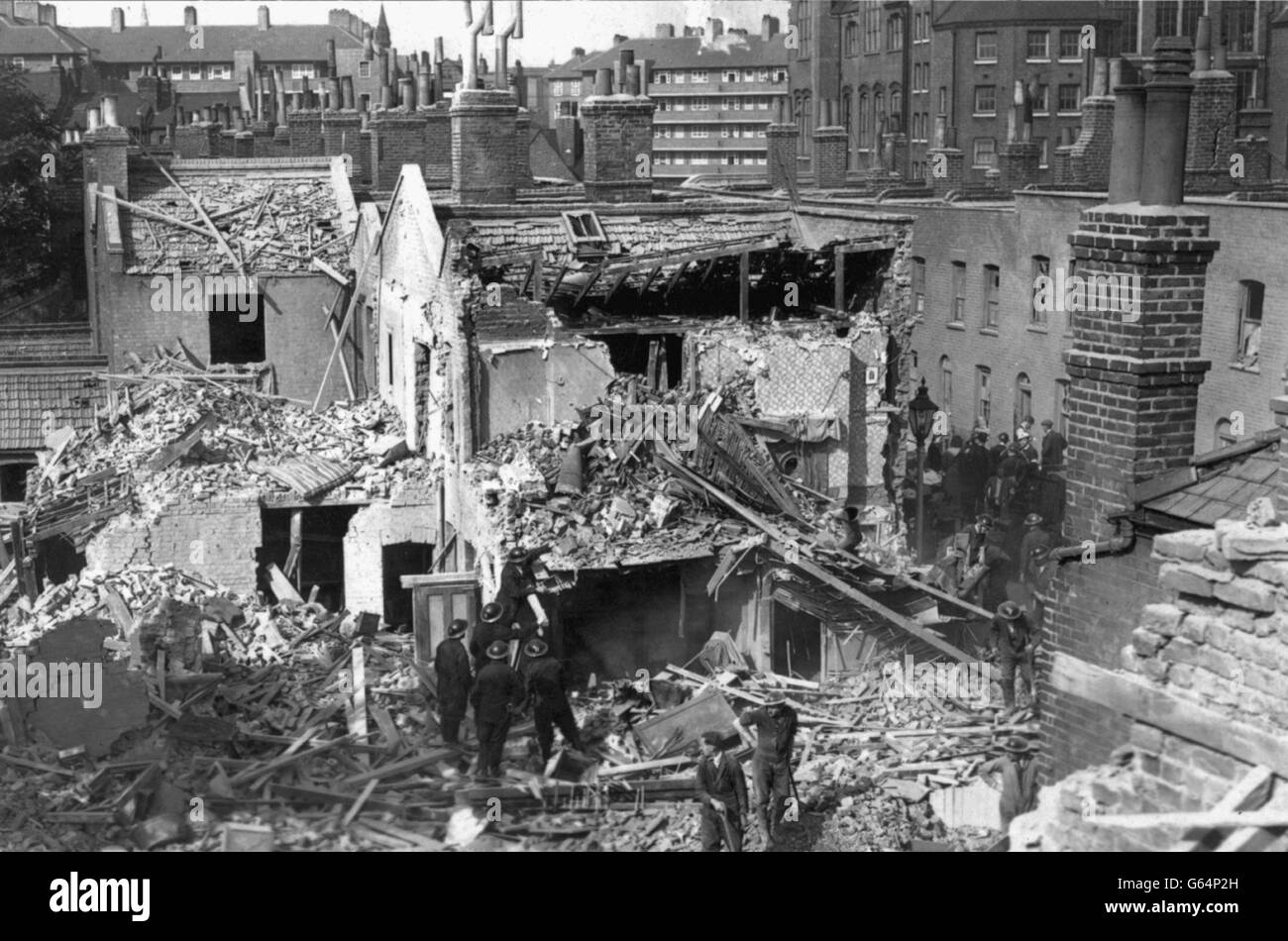 Le sud de Londres continue... Le sud de Londres continue après les dégâts causés par la bombe. Banque D'Images