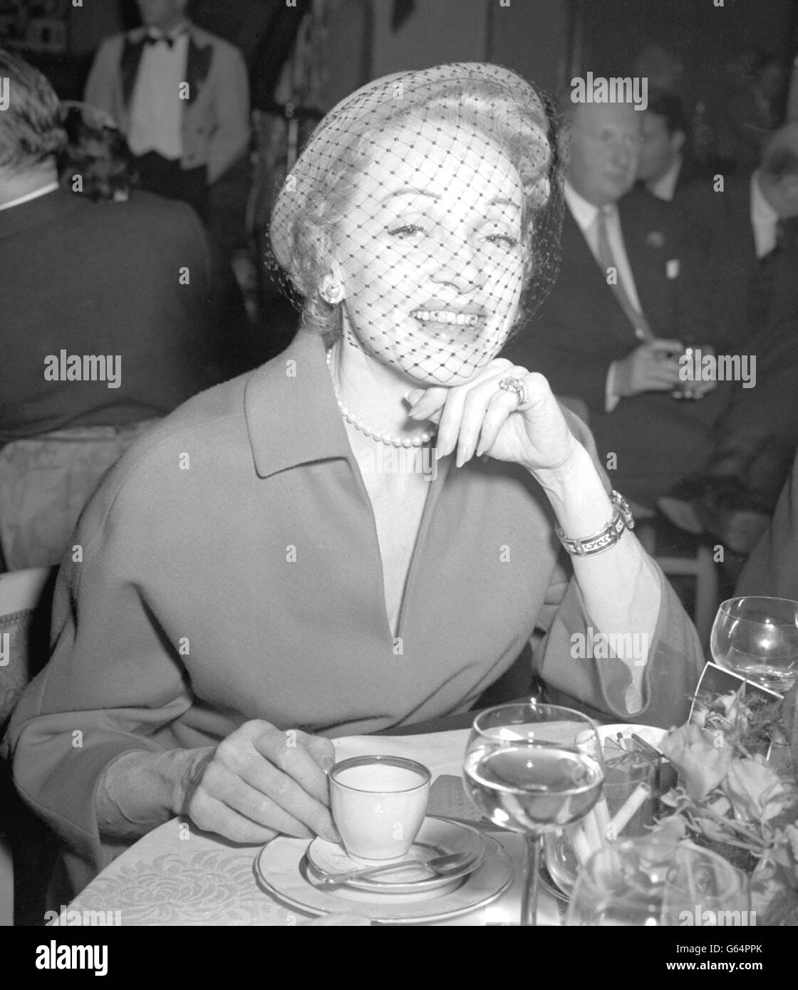 Marlene Dietrich déjeuner au Cafe de Paris, Coventry Street, Londres. Banque D'Images