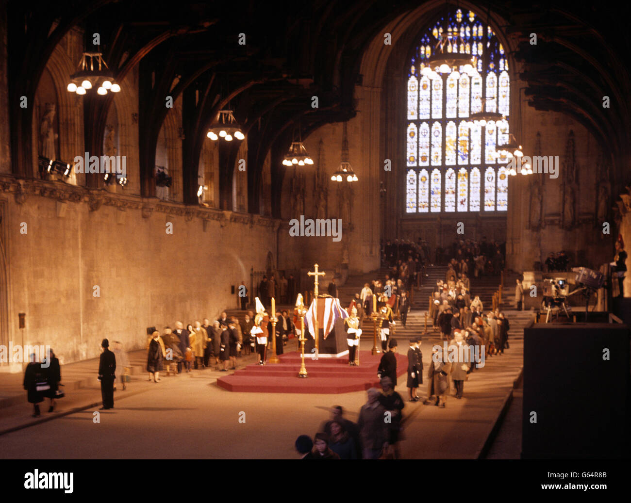Les membres du dépôt public par l'intermédiaire de Westminster Hall, Londres, dans l'État de Sir Winston Churchill.Les officiers de la Cavalerie de la maison tiennent la garde. Banque D'Images
