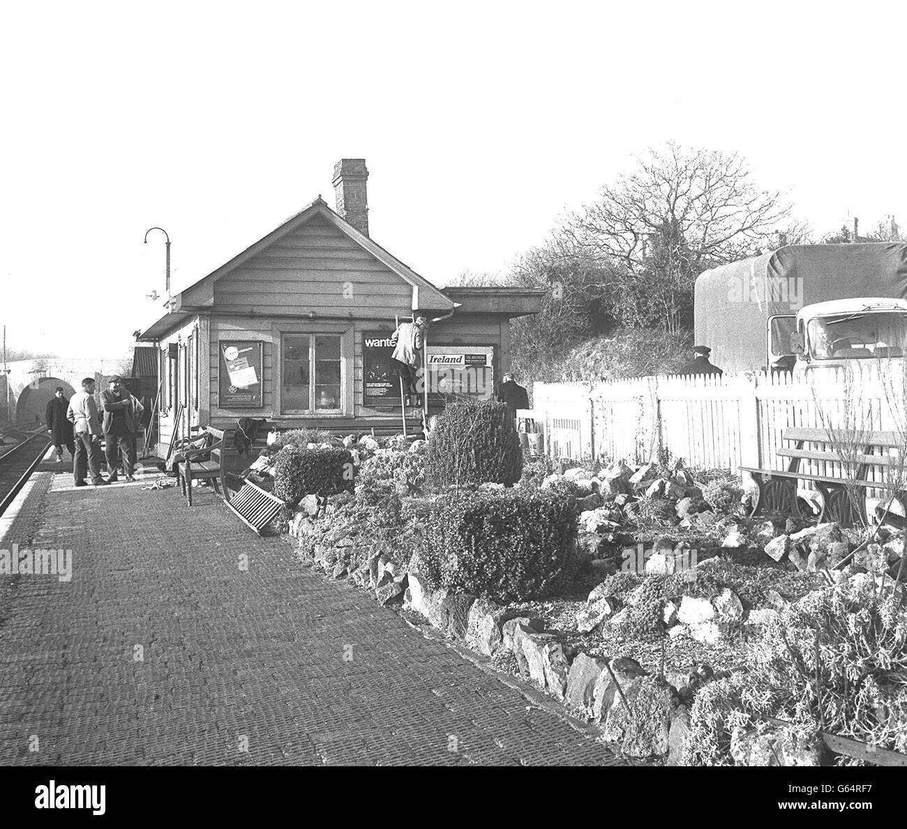Des ouvriers rénovent le poste de Handborough, dans l'Oxfordshire, en préparation aux funérailles de Sir Winston Churchill. Le train portant le cercueil et les membres de la famille s'arive à cette gare, qui est à environ un mile de l'église de la paroisse de Bladon où Sir Winston doit être enterré. Banque D'Images