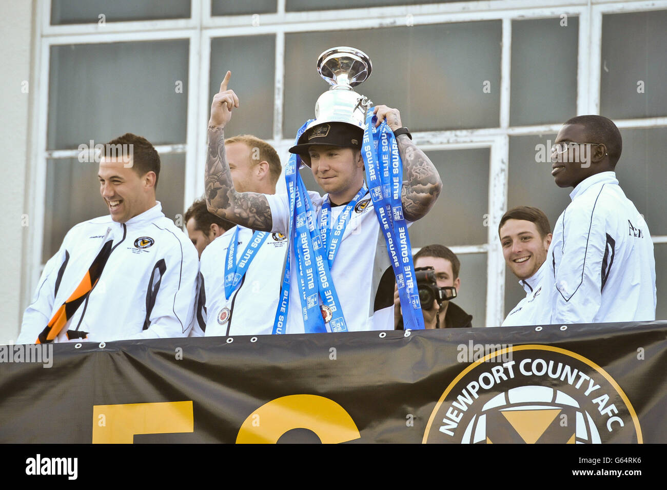 Ben Swallow de l'AFC du comté de Newport porte le trophée à Rodney Parade après le défilé de victoire du club à travers Newport. Banque D'Images