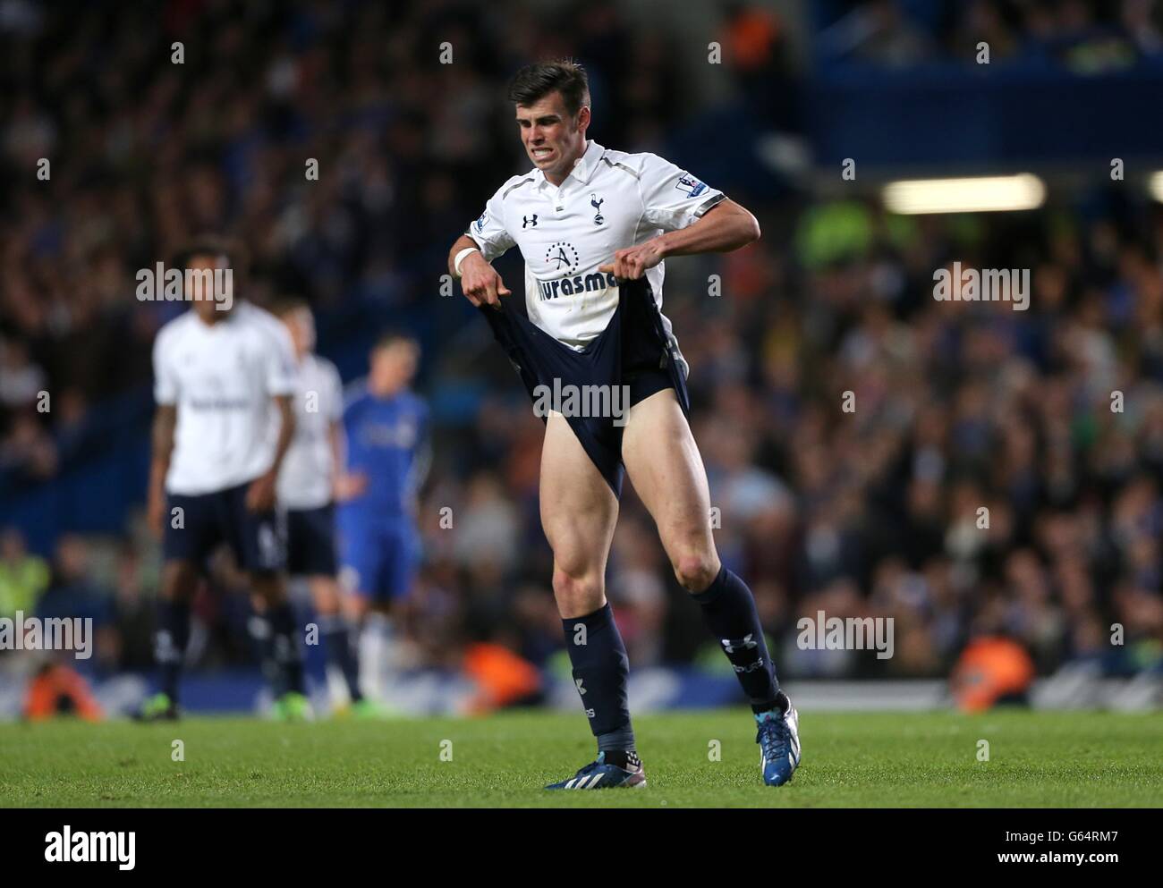 Soccer - Barclays Premier League - Chelsea / Tottenham Hotspur - Stamford Bridge. Balle de Gareth de Tottenham Hotspur Banque D'Images