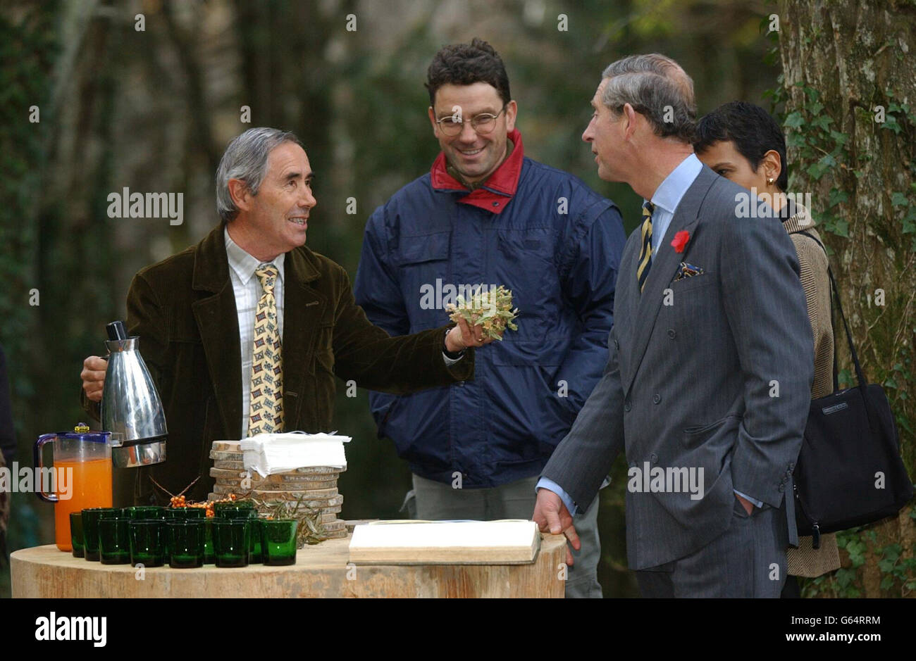 Le Prince de Galles avec Moreno Moromi, Chef de la foresterie expérimentale, a quitté, comme il échantillonne différents fruits de la forêt, lors d'une visite de la forêt de Vallombrosa , près de Florence. * c'était le deuxième jour de sa tournée culturelle officielle en Italie, qui prend également à Naples et Rome plus tard dans la semaine. Banque D'Images