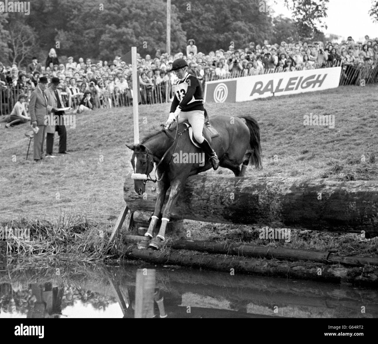 La princesse Anne et son mont Stevie B prennent la 20e clôture dans la section de la campagne de la Burghley Horse Trials à Stamford. Banque D'Images