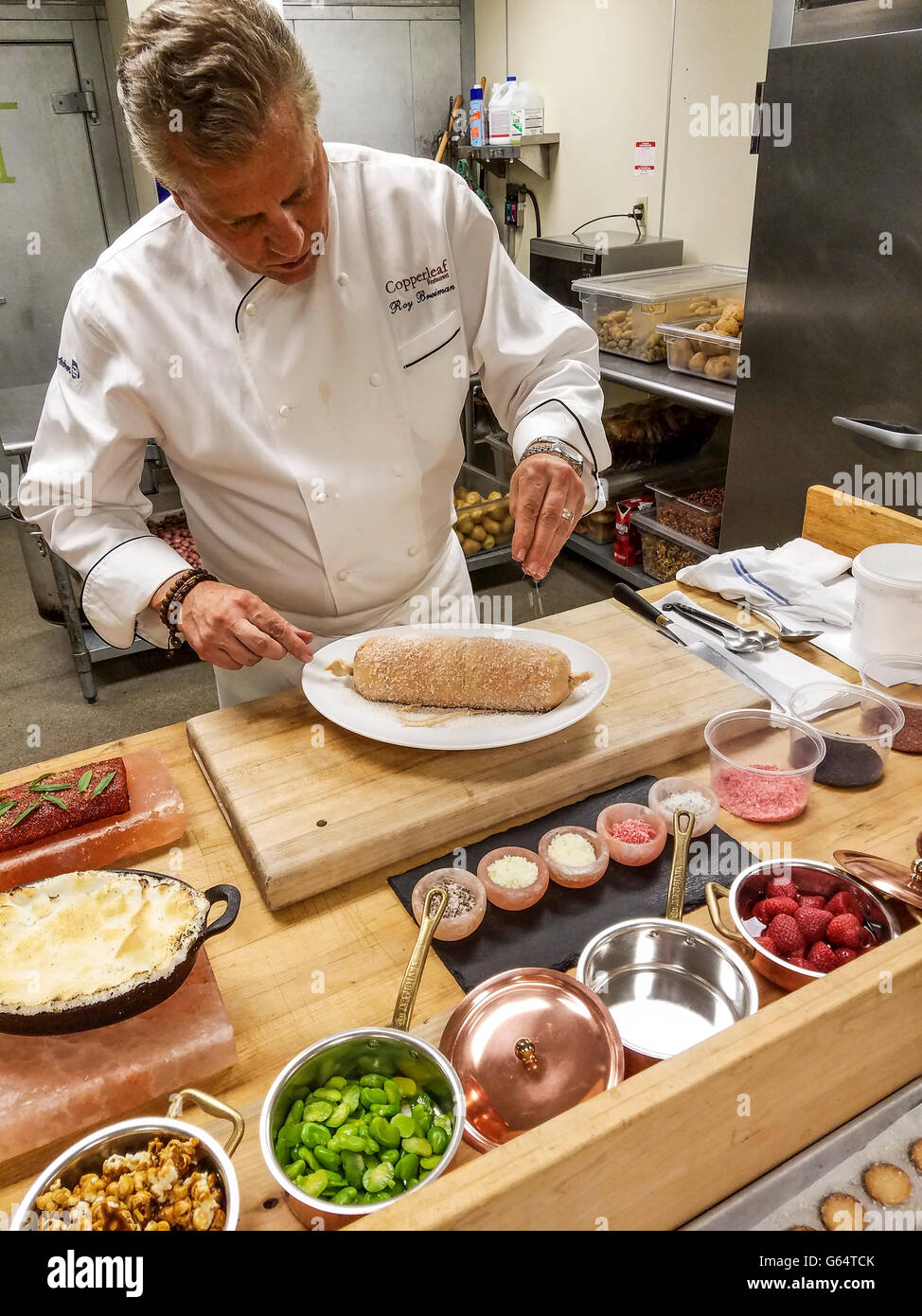 Roy Directeur culinaire Breiman prépare un foie gras pour dîner à Cedarbrook Lodge's Gourmet Restaurant Copperleaf Banque D'Images