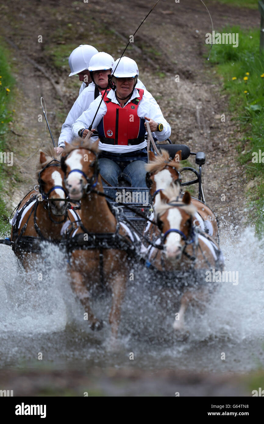 Sara Howe participe à la compétition de conduite d'obstacles du Grand Prix international de conduite Land Rover lors du quatrième jour du Royal Windsor Horse Show au château de Windsor, dans le Berkshire. Banque D'Images