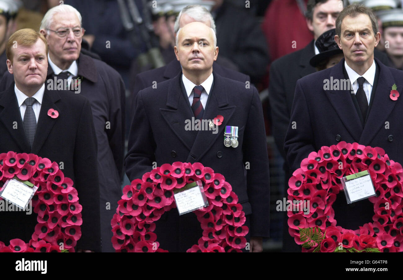 Le Premier ministre Tony Blair (à droite) est accompagné du chef libéral démocrate Charles Kennedy (à gauche) et du chef conservateur Iain Duncan Smith au service du souvenir annuel du Cenotaph, dans le centre de Londres. Banque D'Images