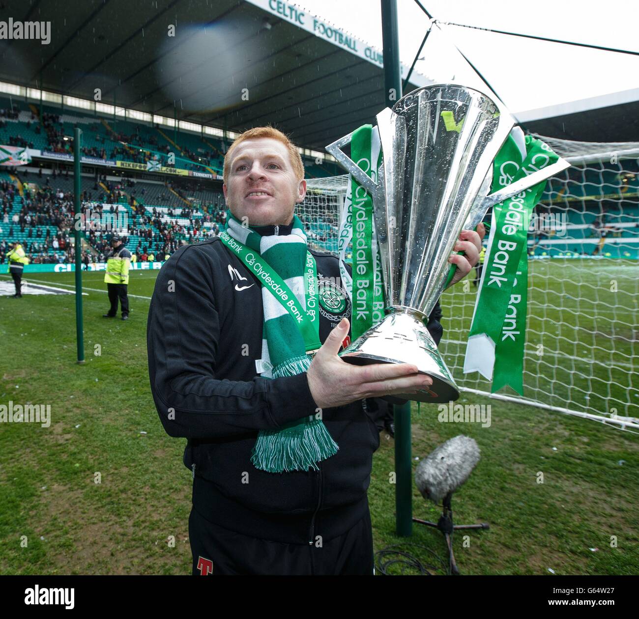 Soccer - Clydesdale Bank Scottish Premier League - Celtic v St Johnstone - Celtic Park.Neil Lennon, directeur du Celtic, parades le trophée SPL sur le terrain après le match de la première ligue de la Banque de Clydesdale au Celtic Park, Glasgow. Banque D'Images