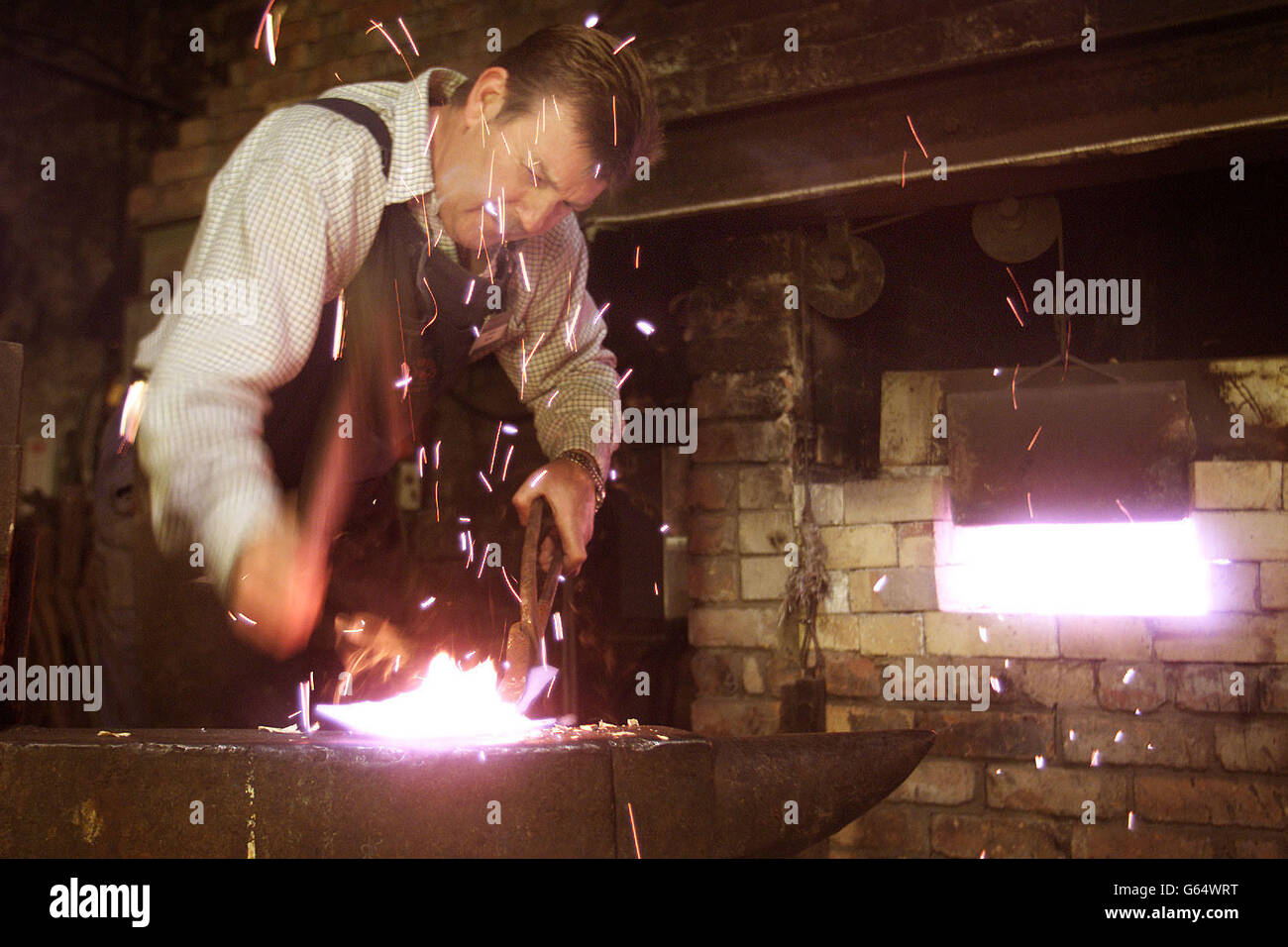 Spademaker Colin Dawson travaille à l'usine de Spade Patterson à Templepatrick, Co Antrim. L'usine a commencé juste après la première Guerre mondiale et a atteint son pic de production dans les années 1940, quand elle employait plus d'une douzaine d'hommes. * livraison de bêches, de pelles et de loys (longues, étroites, avec un repose-pied sur un côté de la poignée) à travers l'Irlande et au-delà. L'élaboration d'une bêche à Pattersons était et est toujours une entreprise qualifiée, et les travailleurs de l'usine ont une connaissance encyclopédique des 171 dessins reconnus de bêches de l'Irlande, et les compétences qui ont été transmises de père en fils. Le moulin a été Banque D'Images