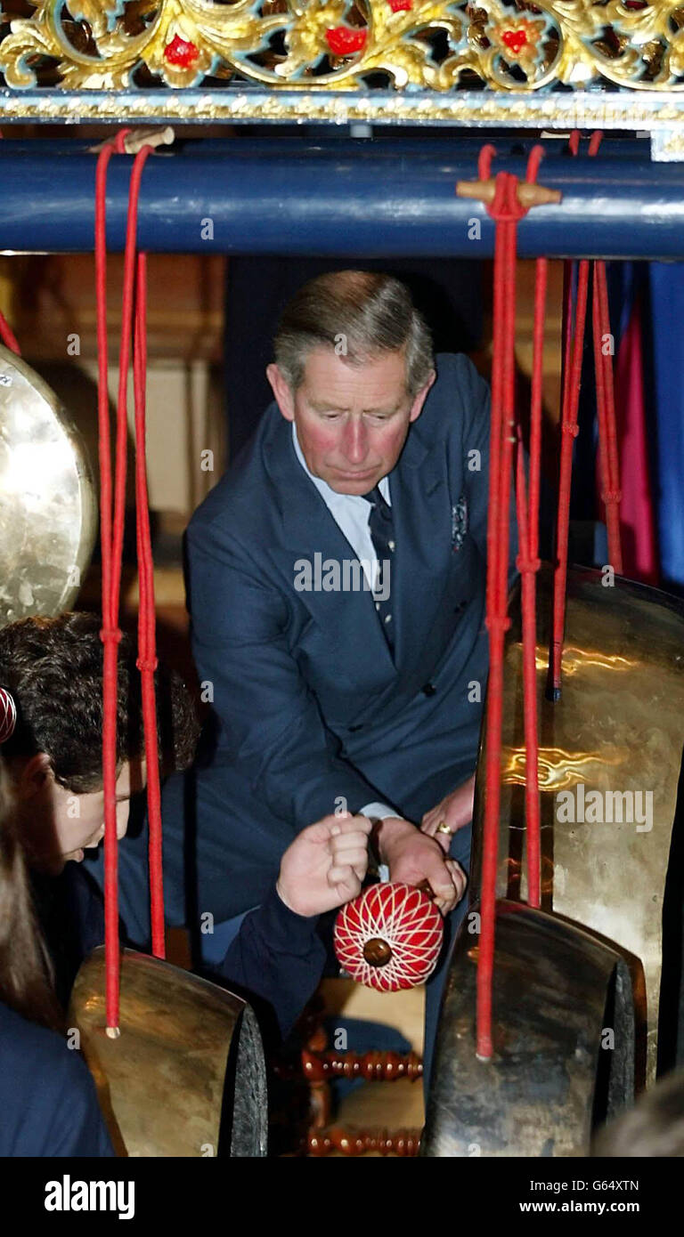 Le Prince de Galles, Président du Collège royal de musique, frappe une partie de gong d'un gamelan indonésien traditionnel lors d'une cérémonie de nomination à la cérémonie de remise des prix du Collège royal de musique. * le gamelan est l'orchestre traditionnel de l'Indonésie, composé de dizaines de gongs, xylophones et tambours. Banque D'Images