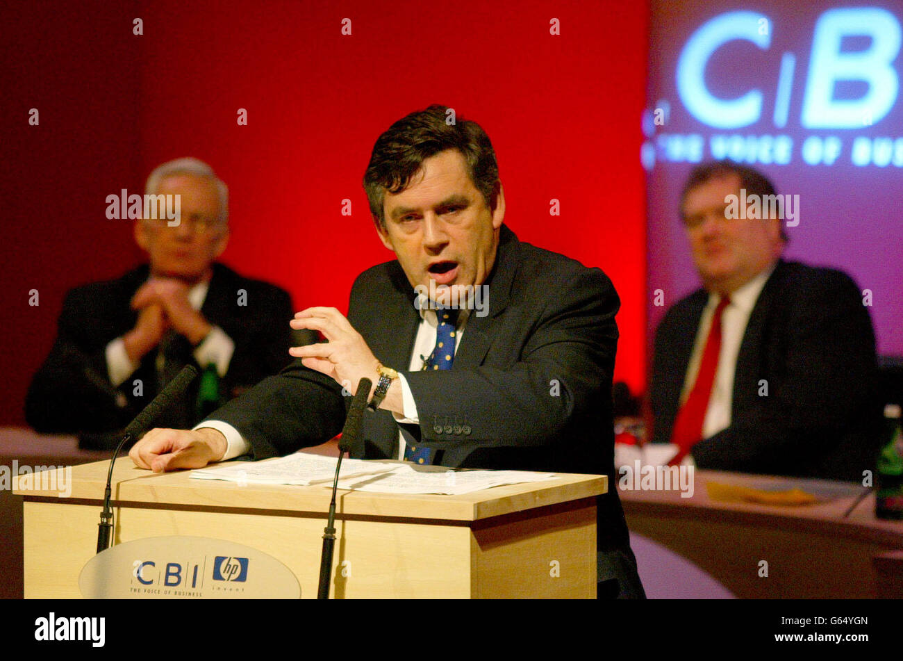 Le chancelier Gordon Brown (à droite) s'adresse à la conférence CBI au GMEX de Manchester en tant que secrétaire au trésor américain, Paul O'Neill (à gauche) et directeur général de la CBI, Digby Jones (à droite). * M. Brown disait à la réunion des chefs d'entreprise que la réduction des dépenses gouvernementales face à un ralentissement économique serait un dommage pour l'économie. Banque D'Images