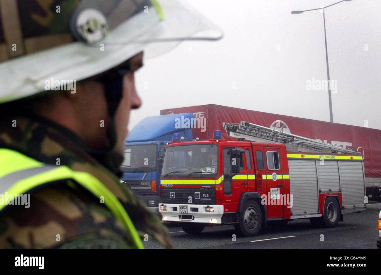 Les équipages de la Déesse verte de l'armée se rendent sur le site d'une collision entre un camion et une fourgonnette sur la M62, près de Huddersfield, le quatrième jour de la grève nationale de huit jours des pompiers.Les pompiers en grève ont plus tard brisé leurs lignes de piquetage pour aider sur les lieux. Banque D'Images