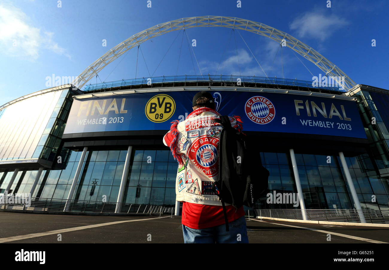 Un fan du Bayern Munich prend une photo du stade Wembley Banque D'Images