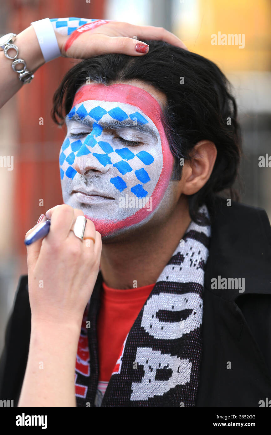 Un fan du Bayern Munich a son visage peint à l'extérieur de Wembley Stade Banque D'Images