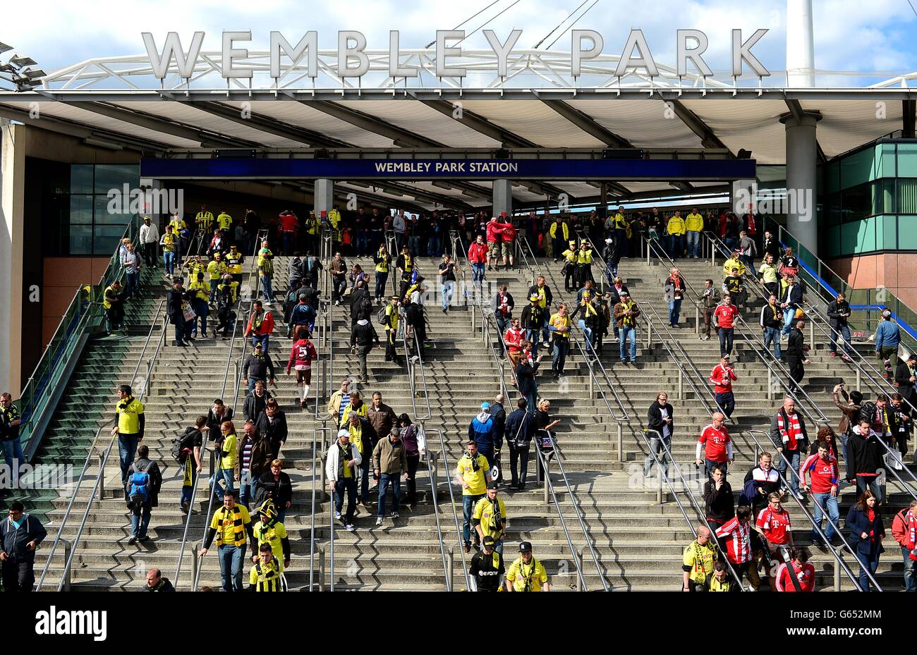 Football - Ligue des champions de l'UEFA - finale - Borussia Dortmund / Bayern Munich - Stade Wembley.Les fans se rendent à la station de Wembley Park près du stade Wembley avant le match. Banque D'Images