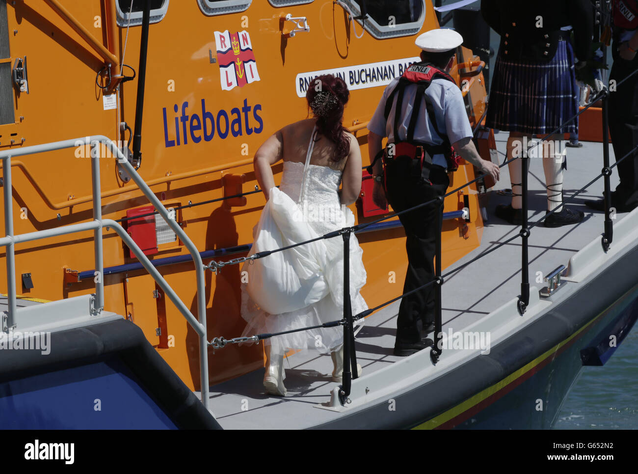 Le Royal National Lifeboat institution (RNLI) se fait volontaire John Connor et Kirstyn Howle lorsqu'ils se marient sur le bateau de sauvetage Portpatrick RNLB John Buchanan Barr lors d'une cérémonie humaniste. APPUYEZ SUR ASSOCIATION photo. Date de la photo: Samedi 25 mai 2013. John, 24 ans, chef au restaurant Campbell à Portpatrick, et Kirstyn, 29 ans, infirmière vétérinaire à Stranraer, ont rencontré des membres d'équipage bénévoles tout en participant à des exercices à bord du canot de sauvetage. La nouvelle Mme Connor a dit: «nous avons grandi dans le même village et les bateaux de sauvetage ont toujours fait partie de notre vie. « mon père était un volontaire de sauvetage et sa famille Banque D'Images