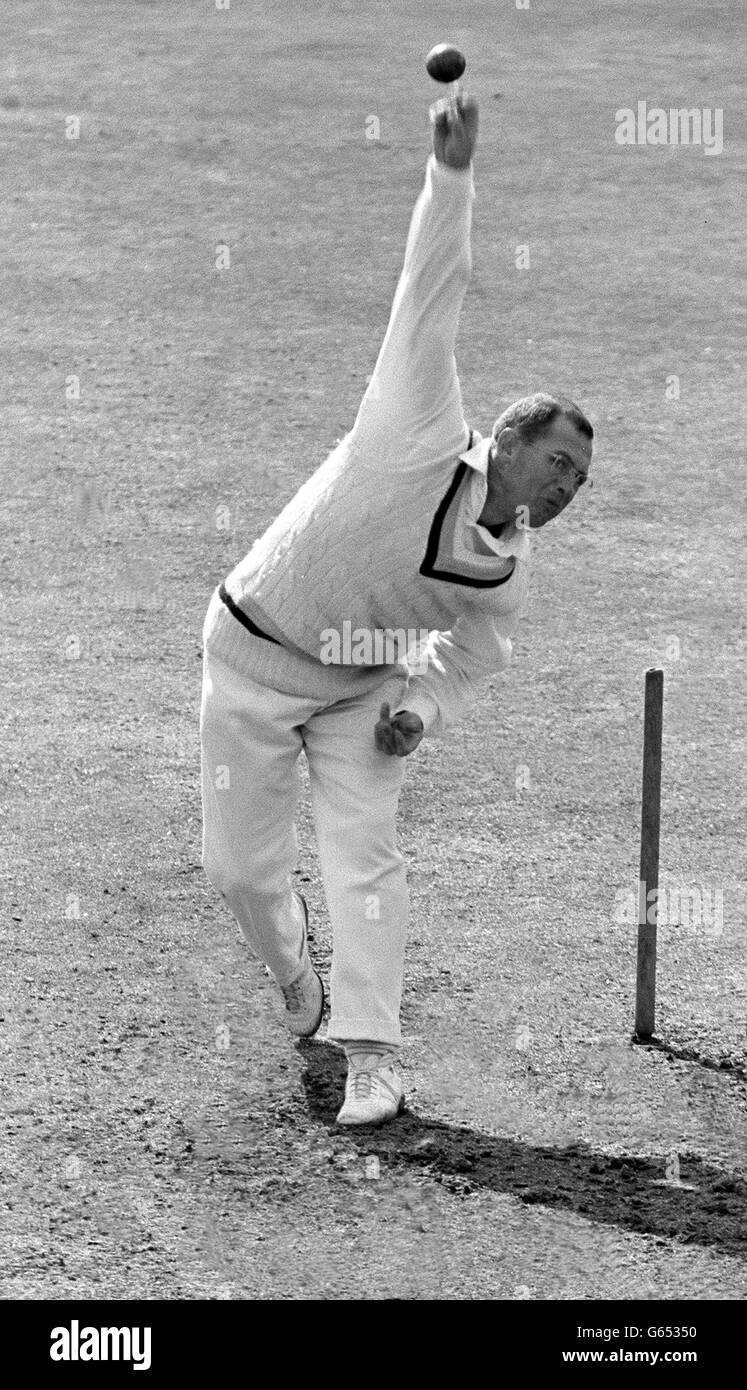 Né dans le Yorkshire et jouant pour le club de cricket du comté du Yorkshire, c'est le lot de Geoff boycott, montré dans cette photo d'action récente. Banque D'Images